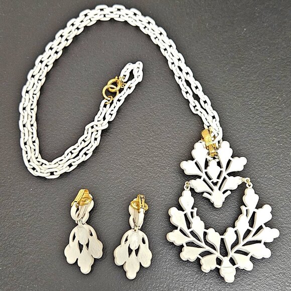 Vintage Trifari White Enamel Chain & Double Drop Pendant Necklace and Earrings - Picture 2 of 16